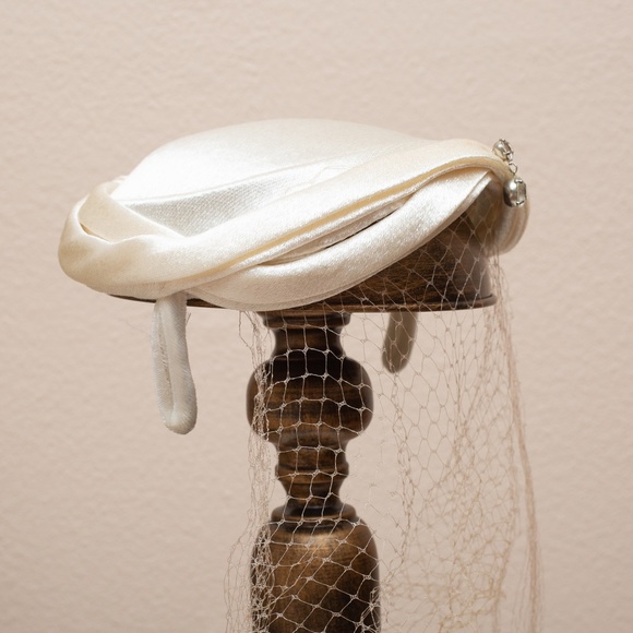 *SOLD* 💎Cream satin vintage 1950s fascinator hat with netting & Rhinestone Drop - Picture 5 of 12